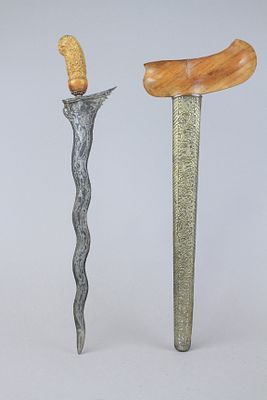 פגיון קריס ממדורה (MADURA), אינדונזיה. להב גלי מחושל מפלדת שכבות מקומית הידועה בשם PAMOR. הידית 