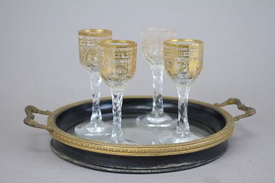 סט זכוכית בוהמי להגשת ליקר. מגש מעץ הבנה (EBONY) עם תחתית זכוכית ומסגרת מוזהבת עם ארבע כוסיות 