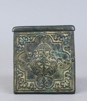 קופסא ישנה מוקדמת לאחסון ונשיאה של כדורי רובה נטען לוע. מקור בלקני מוסלמי אולי אלבניה או 