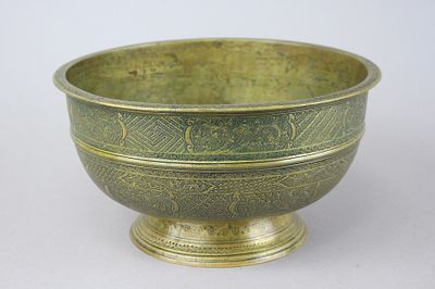 קערת ברונזה אינדונזית כבדה מעוטרת מסביב בחריטה עדינה של צמחיה על רקע דגמים גיאומטריים. ידועה 