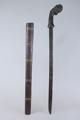 חרב PARANG אינדונזית מג'ווה. להב פלדה ארוך עם קצה מעוגל. ידית קרן שחורה מגולפת להפליא. נדן עץ 