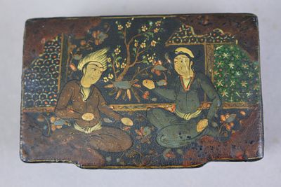 קופסא קטנה מעיסת נייר (Papier Mache) פרסית מהתקופה הקאג'ארית, סוף המאה ה 19. מעוטרת בציורים 