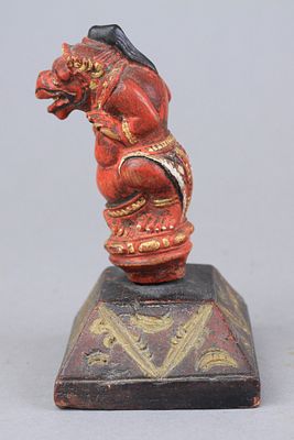 ידית צבעונית של פגיון קריס מאינדונזיה, קרוב לודאי מהאי יאווה. עץ צבוע מעוצב בצורת חיה 