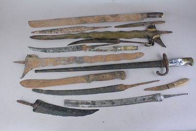 אוסף להבים ישנים בעיקר ממזרח אסיה, אינדונזיה הפיליפינים ועוד. סך הכל 14 להבים. במצבים שונים 