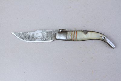 מיניאטורה יפה של נווחה, סכין מתקפלת ספרדית. להב מעוטר בתזכורת למלחמות שוורים וכיתוב ESPANA. להב 