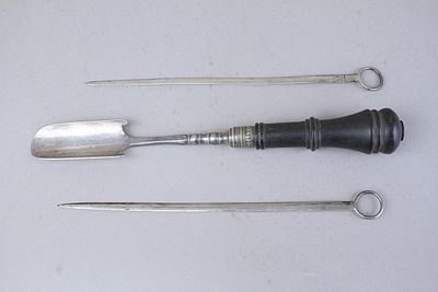 כף מכסף כנראה להגשה. חתום. ידית הבנה (EBONY). בנוסף, שני דוקרני כסף לשמוש לא ברור, אחד מהם עם 