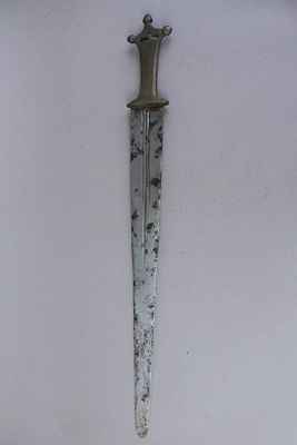 חרב קצרה של שבט ה NUPE מניגריה. להב פלדה קשה ארוך ורחב. ידית ברונזה בצורת צלב. יש שטוענים שזה 