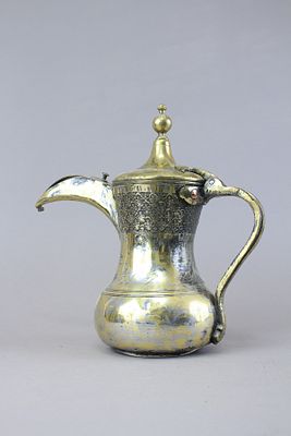 דאללה دَلَّة קנקן קפה ערבי, קרוב לודאי פלשתינאי מתוצרת מקומית. פליז מעוטר ומקושט, חתום על ידי 