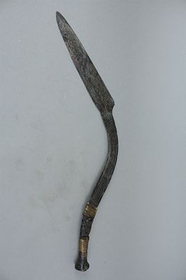 חרב מגל אפריקאית גדולה וכבדה בשימוש של שבט הבנגה (BENGE) מהרפובליקה הדמוקרטית של קונגו. כלי 