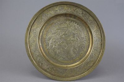 מגש פליז פרסי מעוטר בריקועים איכותיים. במרכז מתוארת סצנה כנראה משוק .שני גברים כורעים נראים 