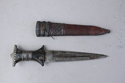סכין זרוע (Arm Dagger) קטנה מדרום סודן סוף המאה ה 19. תקופת המרד של המהדיסטים בשלטון הבריטי / 