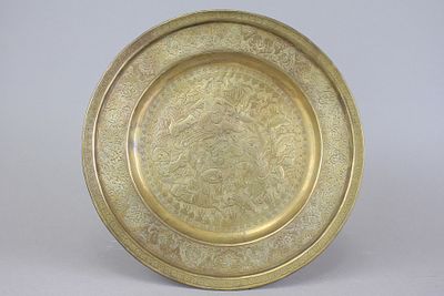 מגש פליז פרסי מעוטר בריקועים איכותיים. במרכז מרוקעת סצנת צייד מפוארת , שלשה ציידים רכובים 