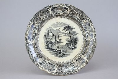 צלחת חרסינה משובחת מעוטרת בגווני שחור / אפור עם נוף של נהר בארץ מזרחית, כנראה בעירק. תוצרת 