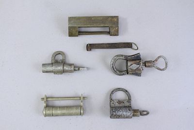 חמישה מנעולים סינים מתקופות שונות 1880 - 1920 כולם במצב עבודה עם מפתחות תואמים: מנעולי תליה 