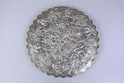 מראה עותומנית דקורטיבית במסגרת של שכבות מתכת מוכספות עם שוליים מסולסלים. הצד האחורי מרוקע 