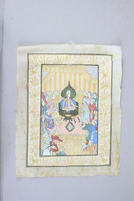 תמונה ישנה על פיסת אריג כותנה המציגה שליט על כס בדיון בו משתתפים אחרים. הציור צבעוני מאד ועשוי 