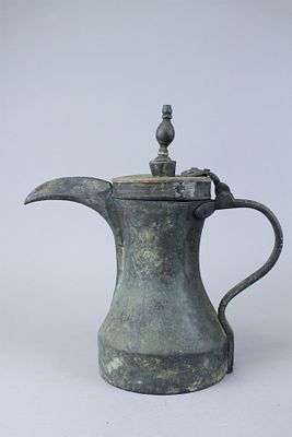 דאללה دَلَّة קנקן קפה ערבי, ענקי (2.65 ק"ג) קרוב לודאי פלשתינאי מתוצרת מקומית. ישן מאד הערכתנו 