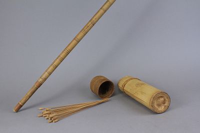 קנה נשיפה (Blow pipe) עם חיצים. פפואה ניו גינאה. הקנה מורכב ממספר צינורות במבוק המולבשים אחד על 