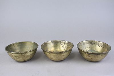 שלוש קעריות פליז כנראה פרסיות קאג'ריות עם חריטות יפהיפיות על פניהן התיצוניות המתארות תמונות של 