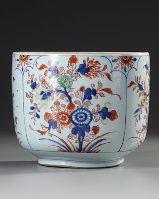 A CHINESE VERTE-IMARI POT, 18TH CENTURY. A Chinese porcelain pot decorated in verte-imari 