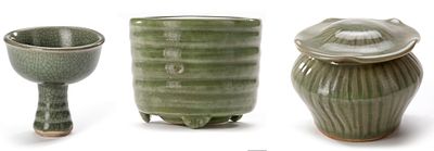 A CHINESE LONGQUAN CELADON ‘HUNDRED RIB’ JAR AND ‘LOTUS’ COVER, MING DYNASTY (1368-1644). The 