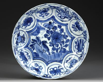 A CHINESE BLUE AND WHITE DISH, WANLI PERIOD (1572-1620). A Chinese porcelain dish, finely 