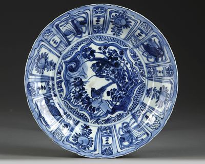A CHINESE BLUE AND WHITE KRAAK PORCELAIN DISH, WANLI PERIOD (1572-1620). A Chinese porcelain 