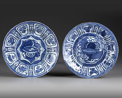 TWO CHINESE BLUE AND WHITE KRAAK PORCELAIN DISHES, WANLI PERIOD (1572-1620). Two Chinese 
