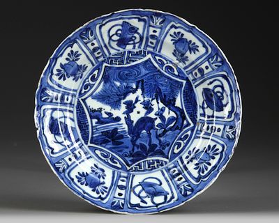 A CHINESE BLUE AND WHITE 'DEER' 'KRAAK PORCELAIN DISH, WANLI PERIOD (1572-1620). The dish is 