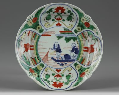 A JAPANESE ARITA FISHERMEN DISH, 17TH CENTURY. Saucer on footring, spreading four-lobed rim. On 