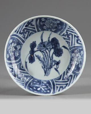 A CHINESE KO-SOMETSUK BLUE AND WHITE DISH, 17TH CENTURY. The centre is painted with a bouquet of 