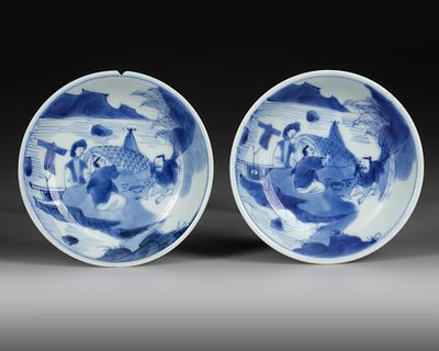 A PAIR OF BLUE AND WHITE DISHES, TRANSITIONAL PERIOD, 17TH CENTURY. Decorated in underglaze blue 