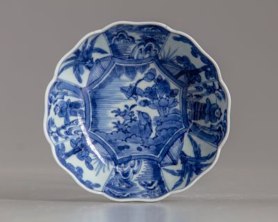 A JAPANESE BLUE AND WHITE LOBED DISH. Height 4,9 cm. Diameter 14,5 cm.