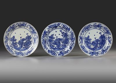 THREE JAPANESE KAKIMON-STYLE BLUE AND WHITE DISHES, 17TH CENTURY. On footring with a flat rim. 
