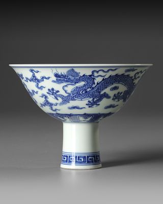 A CHINESE BLUE AND WHITE DRAGONS STEM BOWL, QING DYNASTY (1644-1911). A Chinese porcelain stem 