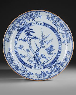 A LARGE CHINESE BLUE AND WHITE PORCELAIN PLATE 18TH CENTURY. Decorated in underglaze blue with 