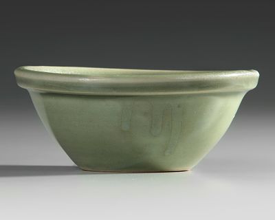 A CHINESE LONGQUAN CELADON BOWL MING DYNASTY (1368-1644). A Chinese celadon bowl, thickly potted 