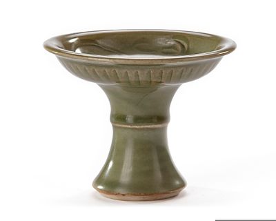 A CHINESE LONGQUAN CELADON GLAZED STEM CUP, SONG DYNASTY (960-1279). Well potted with a flared 