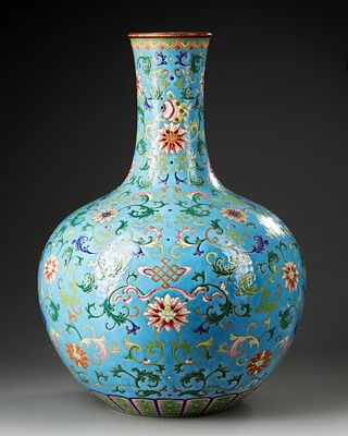 A LARGE CHINESE FAMILLE ROSE BLUE-GROUND VASE, 19TH-20TH CENTURY. A large Chinese porcelain 
