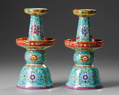 A PAIR OF CHINESE TURQUOISE-GROUND FAMILLE-ROSE CANDLESTICKS, 19TH-20TH CENTURY. A pair of 