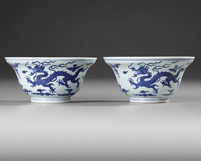 A PAIR OF CHINESE BLUE AND WHITE 'DRAGON' BOWLS. A pair of Chinese porcelain bowls, decorated on 
