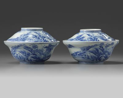 A PAIR OF JAPANESE HIRADO BOWLS AND COVERS, 19TH CENTURY. Standing on a small footring 