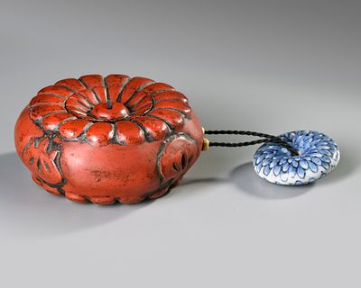 A JAPANESE RED LACQUERED ROUND INRO, 19TH CENTURY. Red lacquered round inro with one compartment 