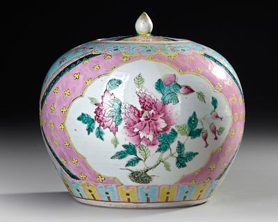 CHINESE FAMILLE ROSE POT WITH COVER, 19TH / 20TH CENTURY. A rounded porcelain pot finely 
