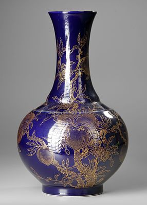 LARGE CHINESE COBALT-BLUE AND GILT VASE, 19TH / 20TH CENTURY. An elegant Chinese porcelain vase 