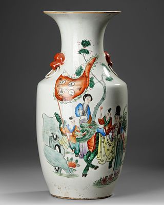 LARGE CHINESE FAMILLE ROSE VASE, 19TH / 20TH CENTURY. A finely painted porcelain vase decorated 