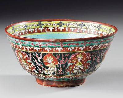 CHINESE FAMILLE VERTE BOWL, 19TH CENTURY. A striking polychrome bowl finely enamelled in vibrant 