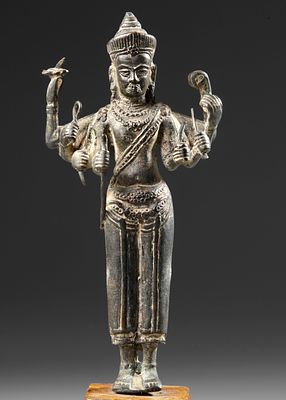 BRONZE STATUE, 17TH–18TH CENTURY. A finely crafted bronze figure depicting a standing deity with 