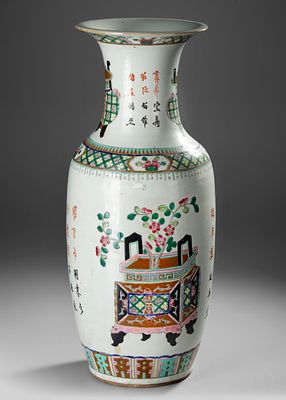 LARGE CHINESE FAMILLE ROSE VASE, 19TH / 20TH CENTURY. Porcelain vase richly decorated with 