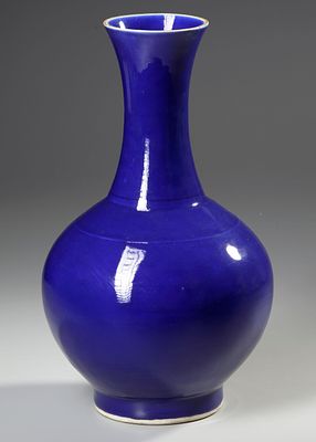 A CHINESE POWER BLUE GLAZED BOTTLE VASE, QING DYNASTY (1644-1911). A Chinese porcelain vase of 